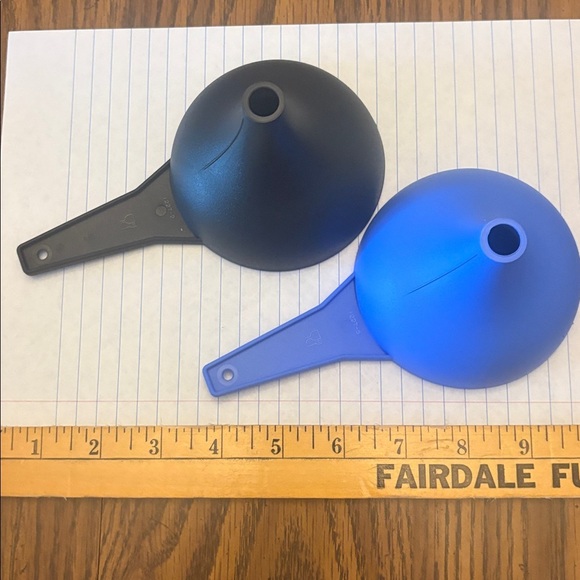 Tupperware Set of 2 Funnels - Brand New - Picture 4 of 8